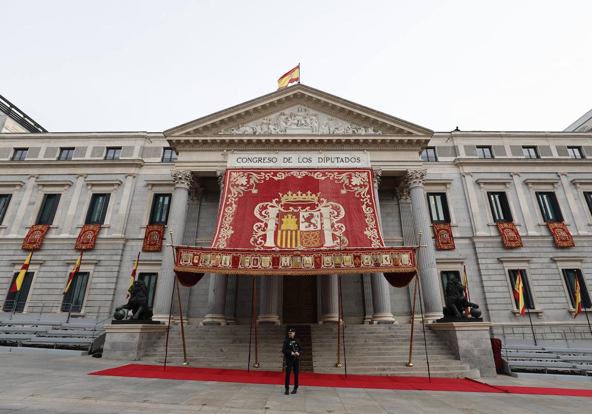 Un policía vigila a las puertas del Congreso de los Diputados