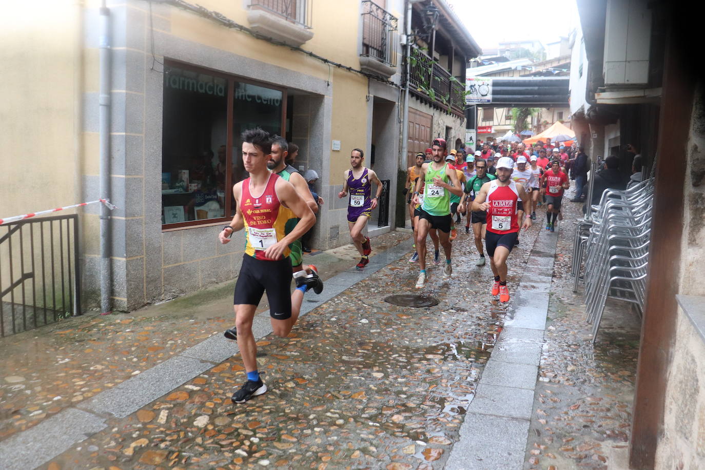 La lluvia no puede con la carrera de los lagares rupestres de San Esteban de la Sierra