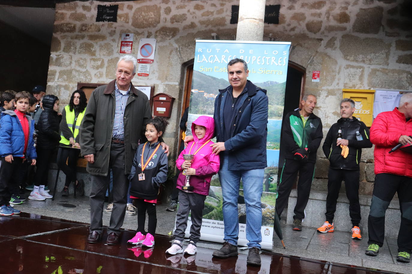 La lluvia no puede con la carrera de los lagares rupestres de San Esteban de la Sierra