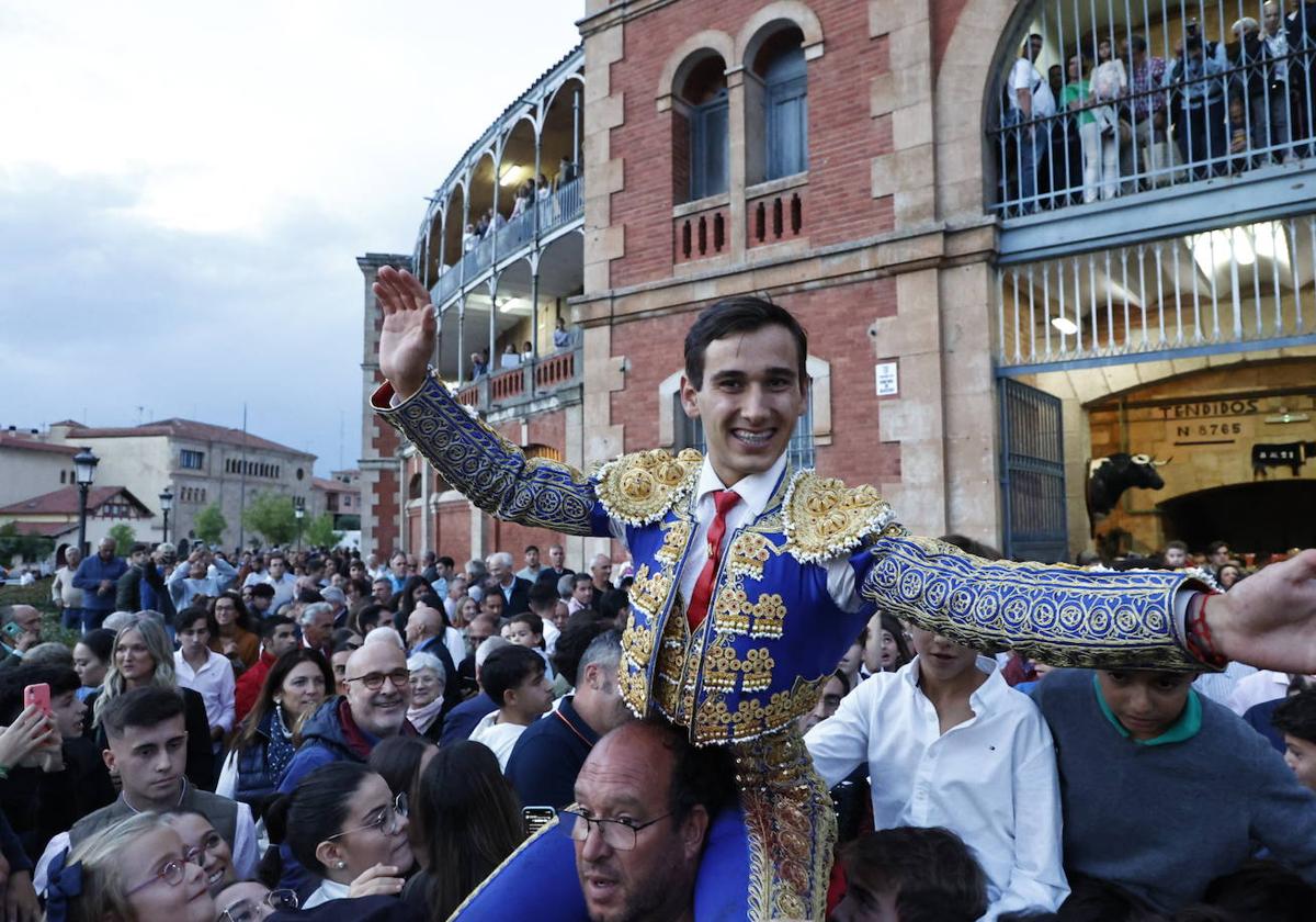 Ismael Martín, en la apoteósica salida a hombros por la puerta grande de La Glorieta.