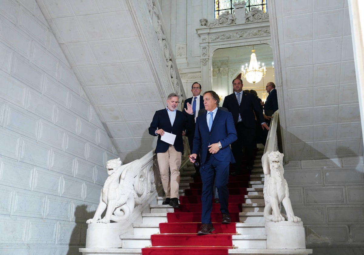 El alcalde de Salamanca conversa con el regidor de Plasencia tras la firma del manifiesto.