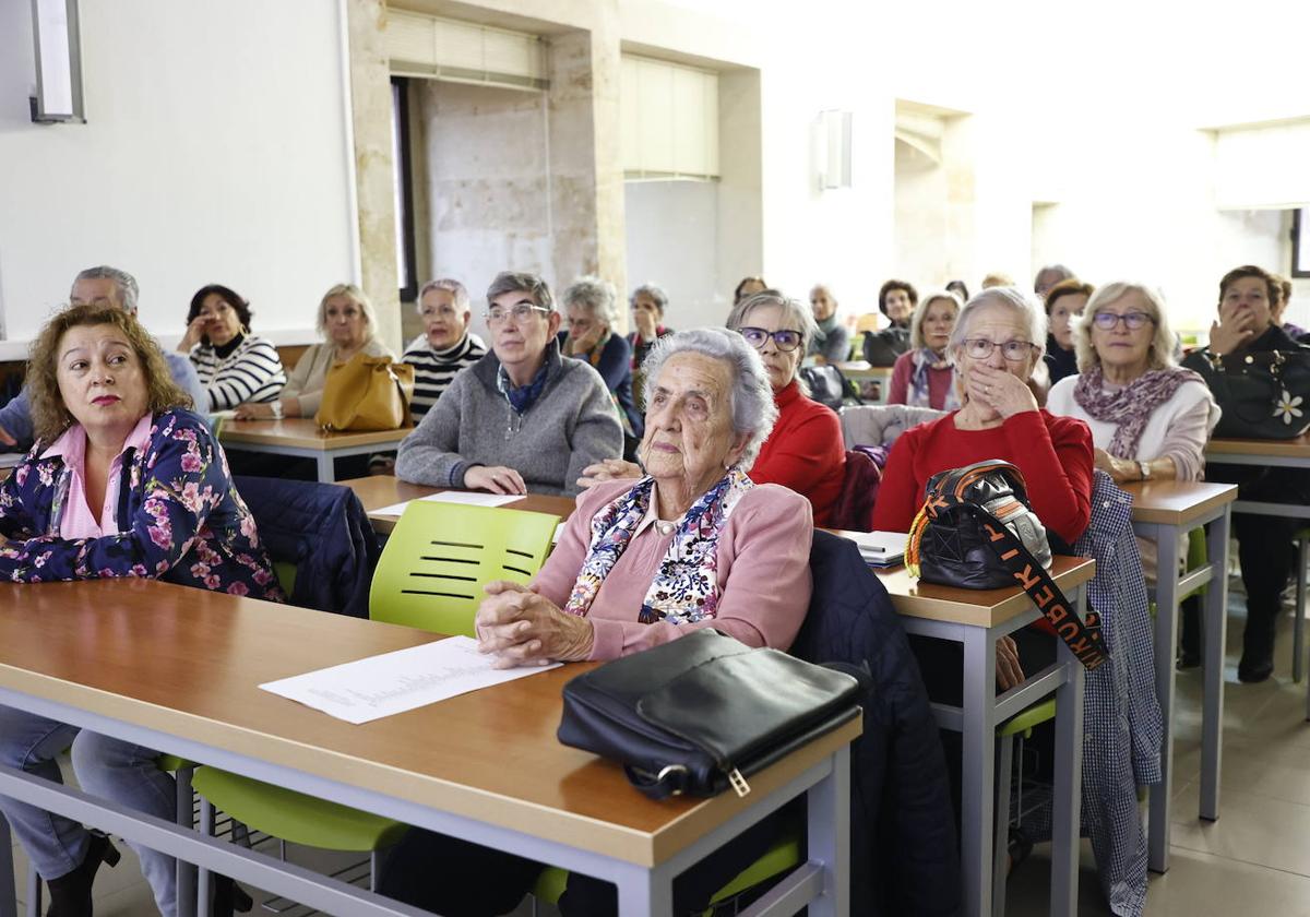 Visitación Macías, alumna de 99 años, sentada en primera fila en su clase de la Universidad de la Experiencia en la Pontificia.