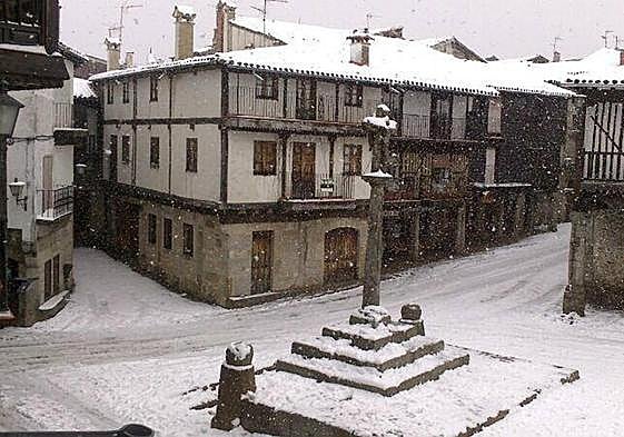 Plaza Mayor de La Alberca nevada