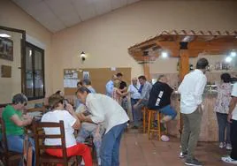 Reapertura del bar de Villar de la Yegua después de su cierre a finales de verano.