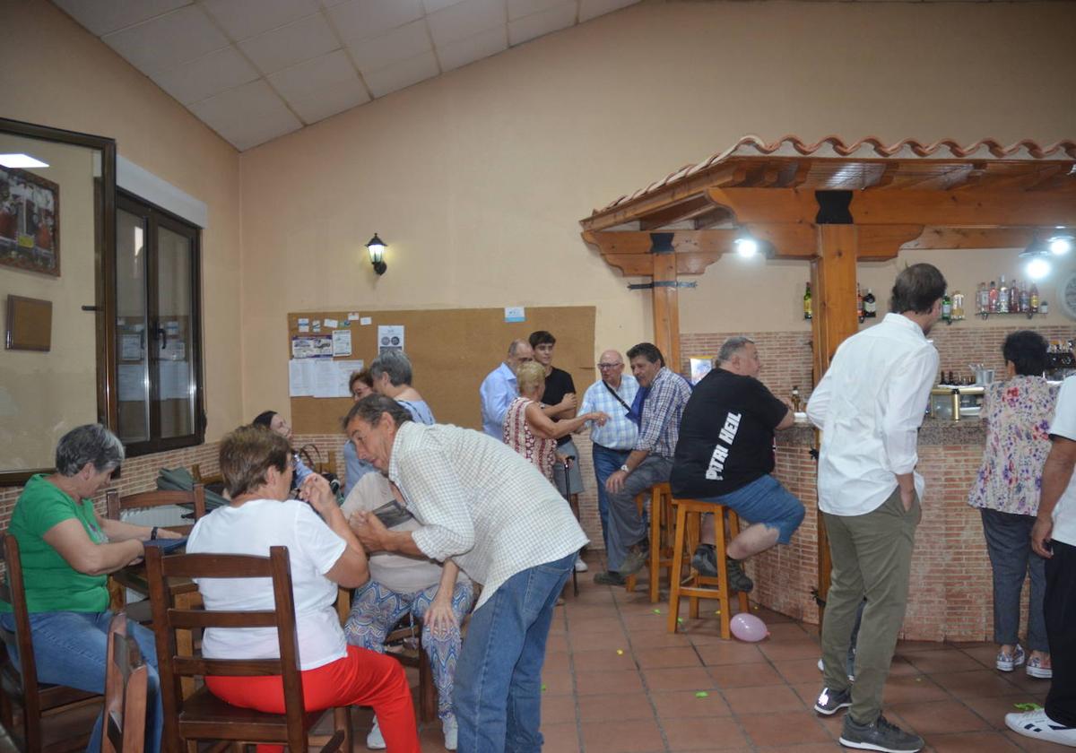 Reapertura del bar de Villar de la Yegua después de su cierre a finales de verano.