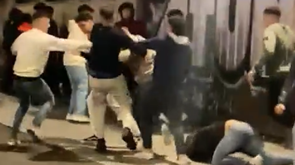 Así fue la brutal pelea que terminó con un joven inconsciente en la plaza de la Reina