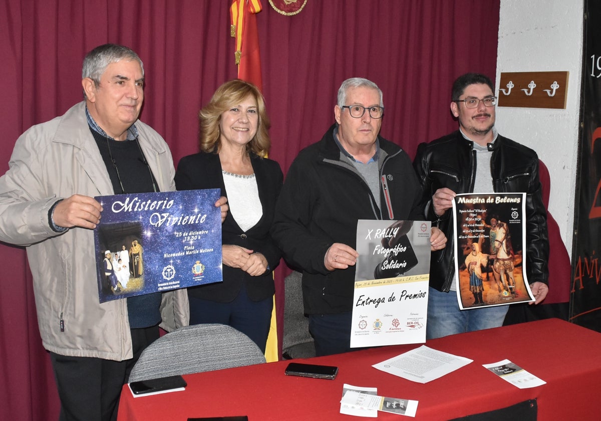 Jesús Francés, Purificación Pozo, Norman Bonnail y Roberto Hernández, esta tarde en la sede de la Hermandad junto a la iglesia de Santa María en Béjar.