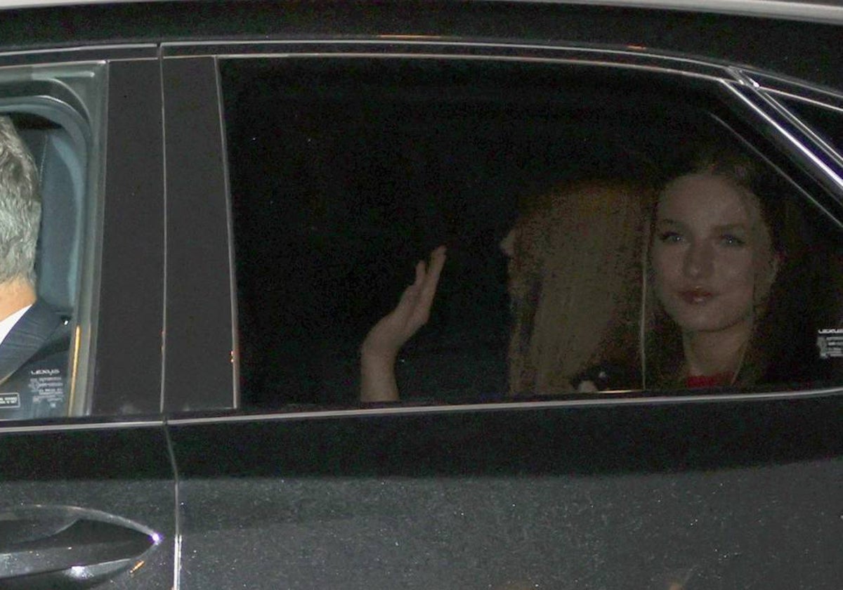 La princesa Leonor, en el interior de un coche el día de su cumpleaños.