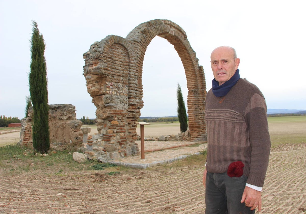 Mateo Arias junto a las ruinas de la ermita de San Blas adecentada por él y su amigo Mateo Hernández.