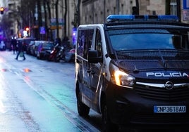 Un vehículo de la Policía Nacional en la calle María Auxiliadora.