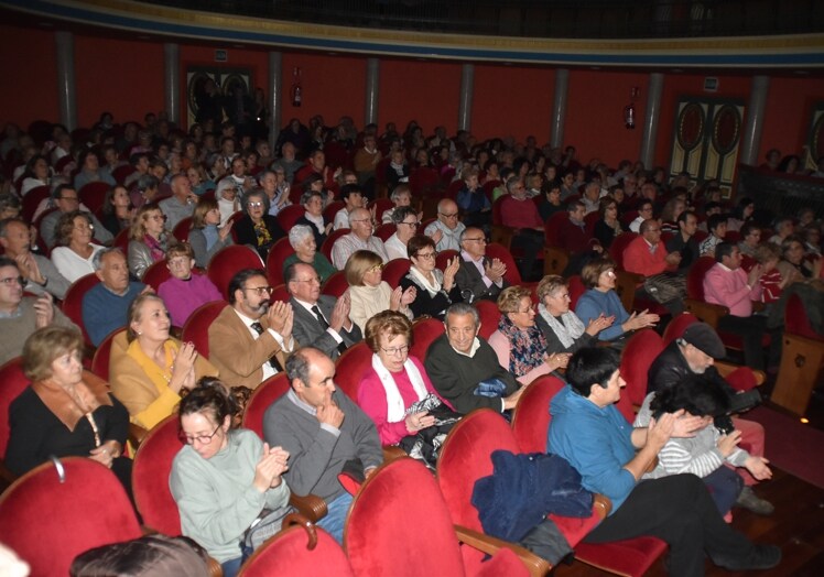 Imagen principal - Más de 220 personas disfrutan de la zarzuela solidaria en Béjar