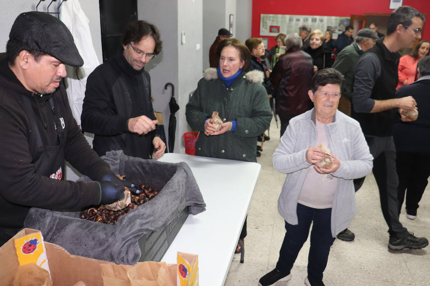 El sabor tradicional de las castañas asadas en Santibáñez de la Sierra