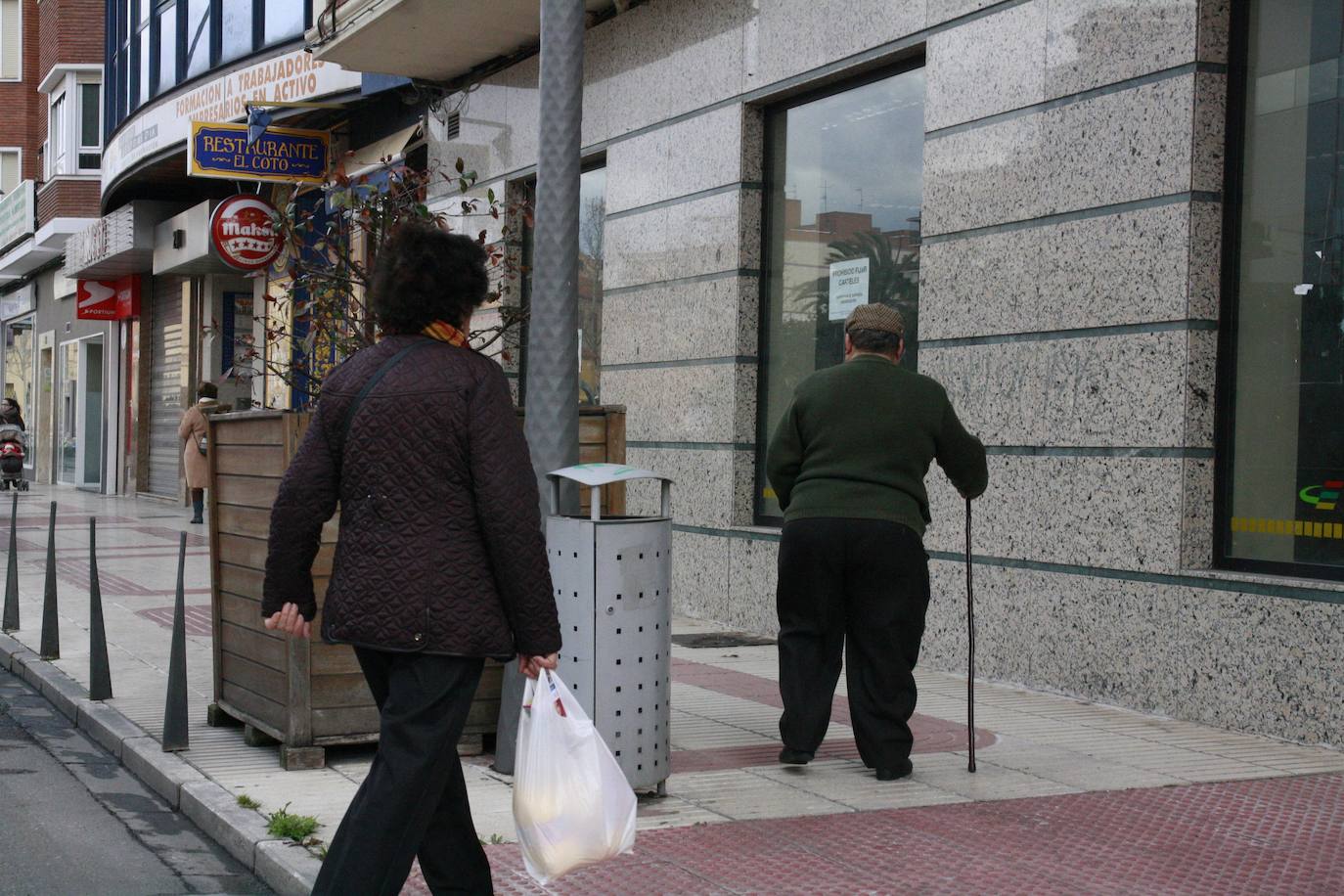 Dos personas caminando.