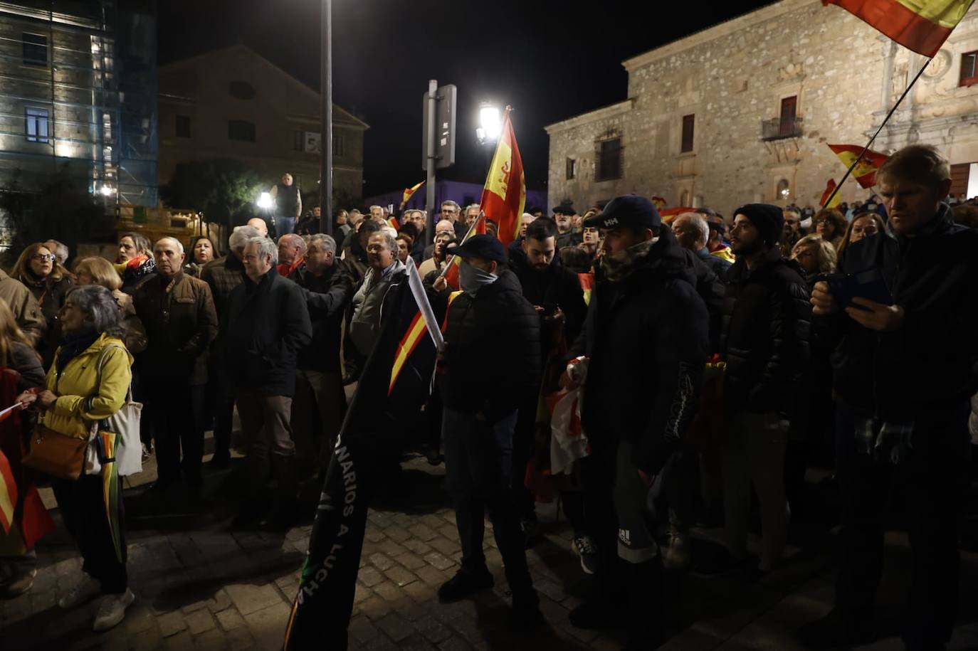 La protesta contra la sede del PSOE en imágenes