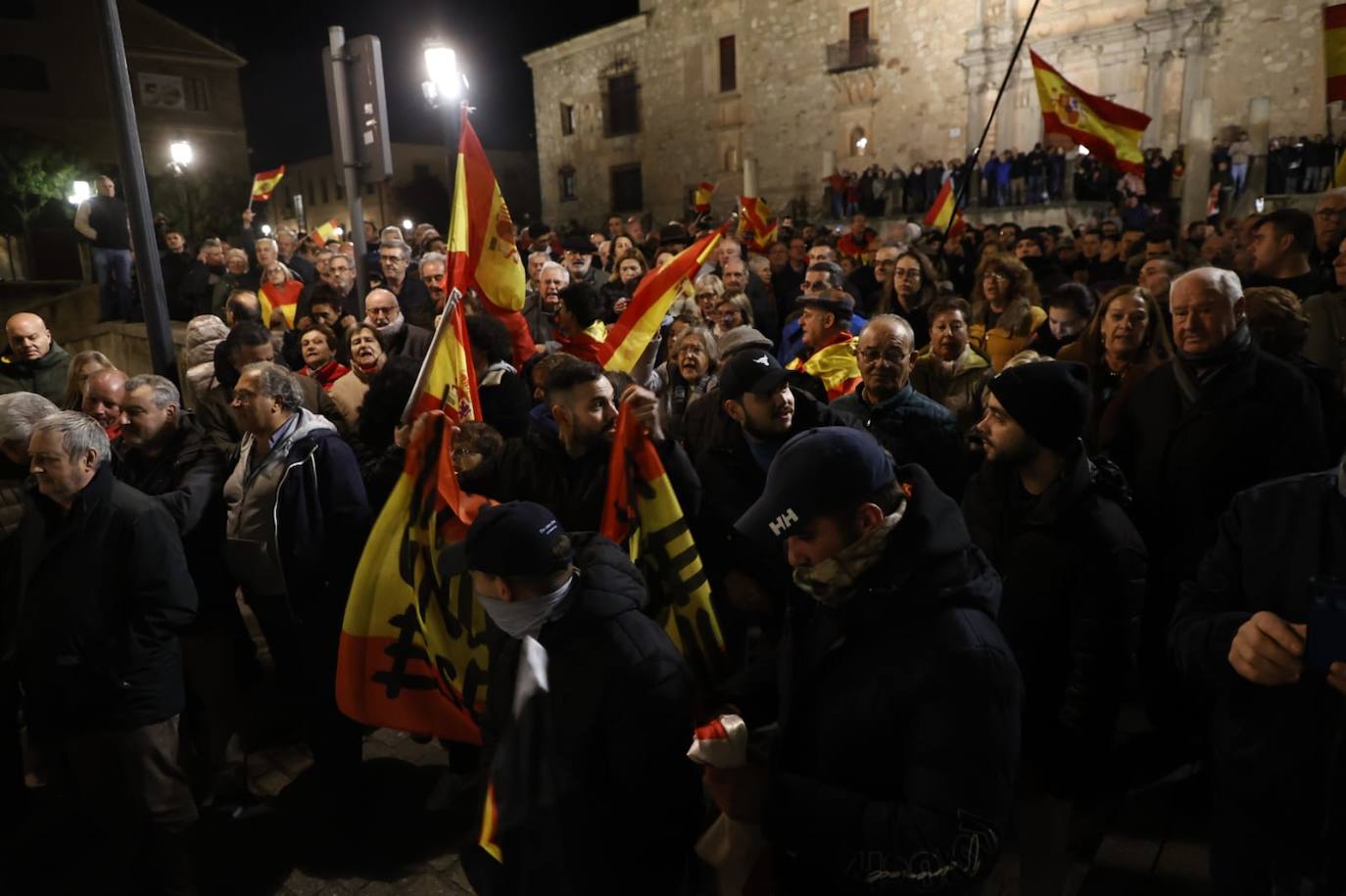 La protesta contra la sede del PSOE en imágenes