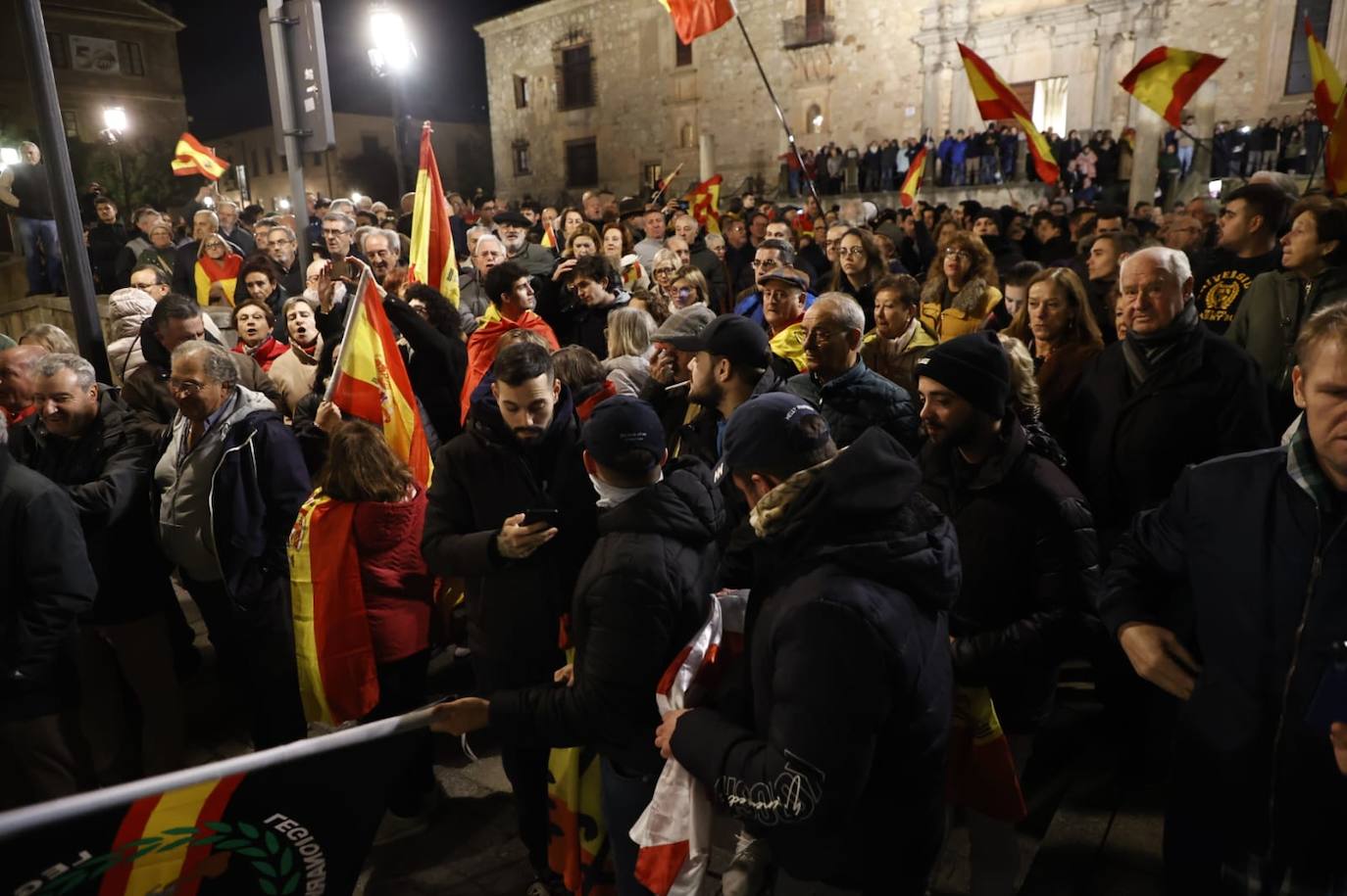 La protesta contra la sede del PSOE en imágenes