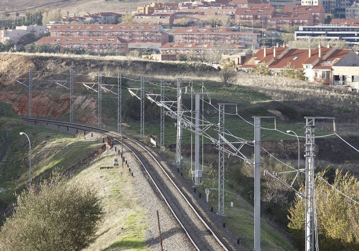 Catenaria instalada en la vía que une Salamanca con Fuentes de Oñoro.