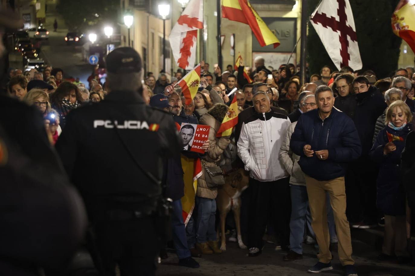 La protesta contra la sede del PSOE en imágenes