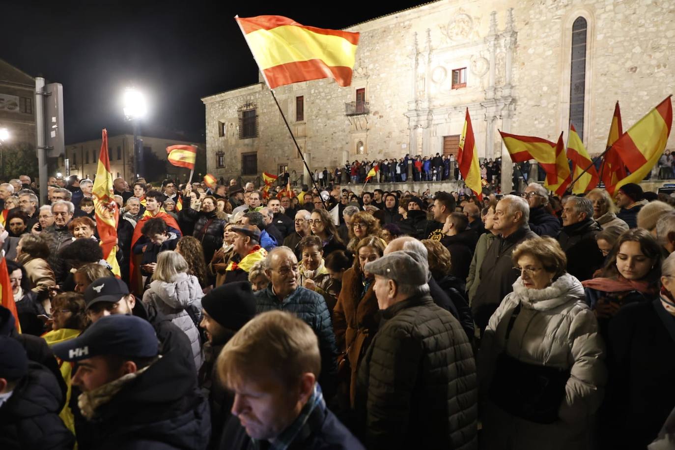 La protesta contra la sede del PSOE en imágenes