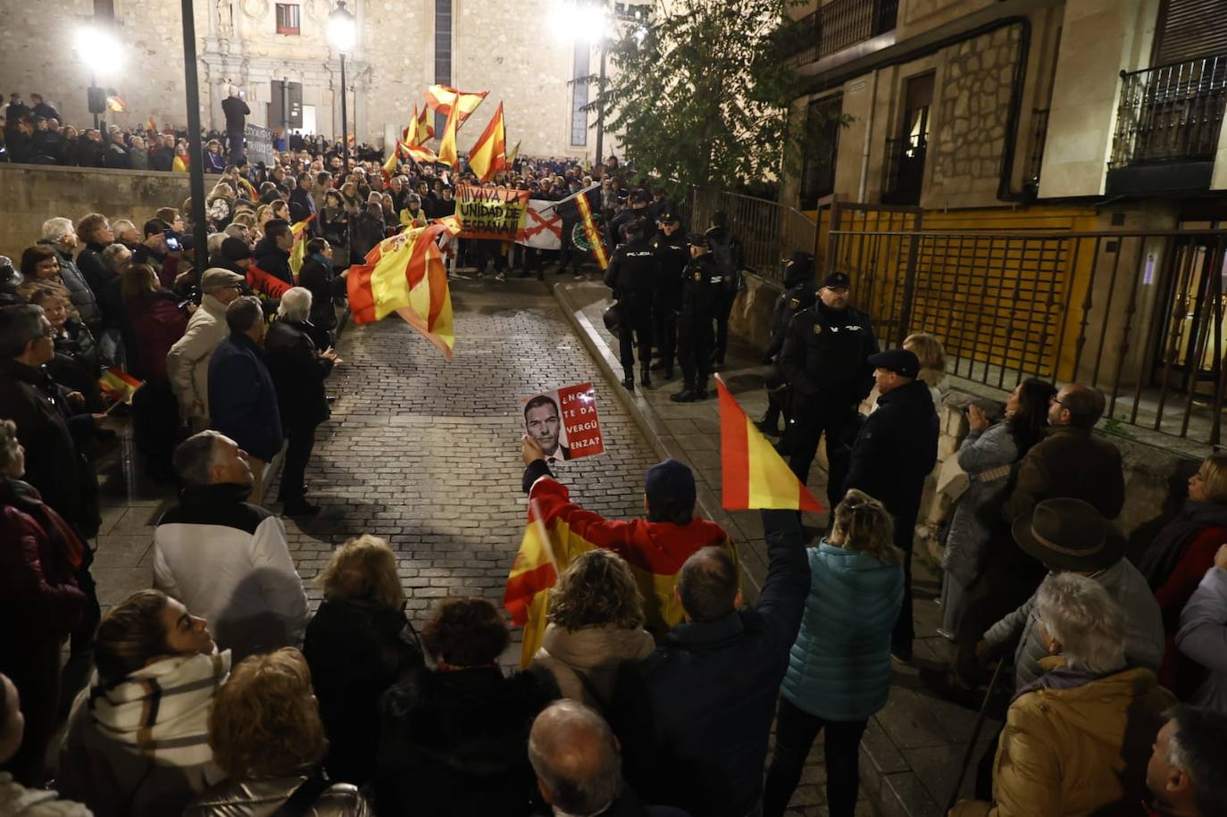 La protesta contra la sede del PSOE en imágenes