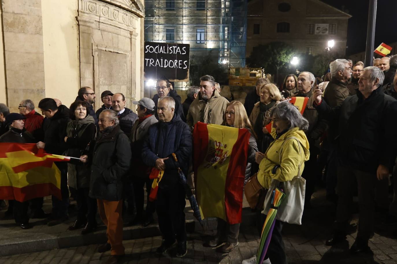 La protesta contra la sede del PSOE en imágenes