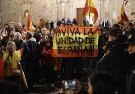 La protesta contra la sede del PSOE en imágenes