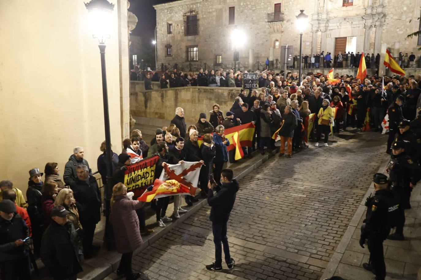 La protesta contra la sede del PSOE en imágenes