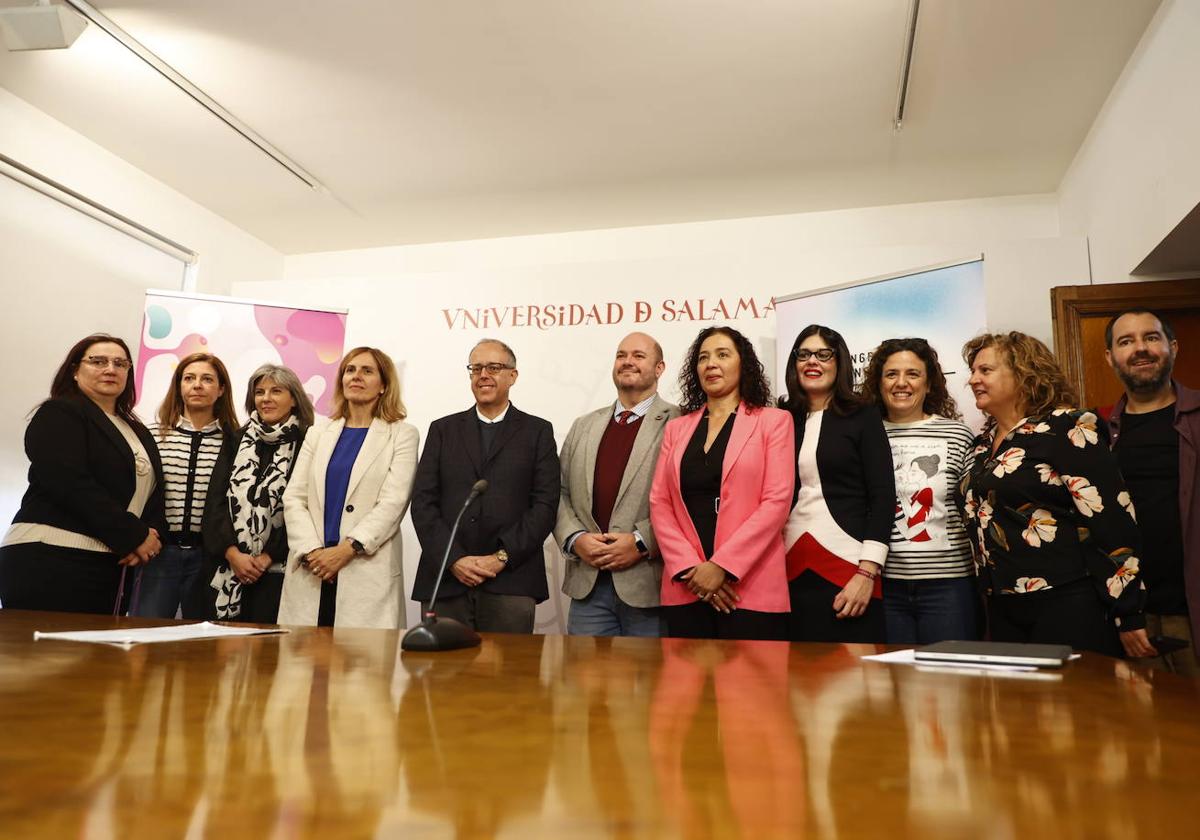 El vicerrector de Investigación, José Miguel Mateos Roco, junto a los miembros del centro.