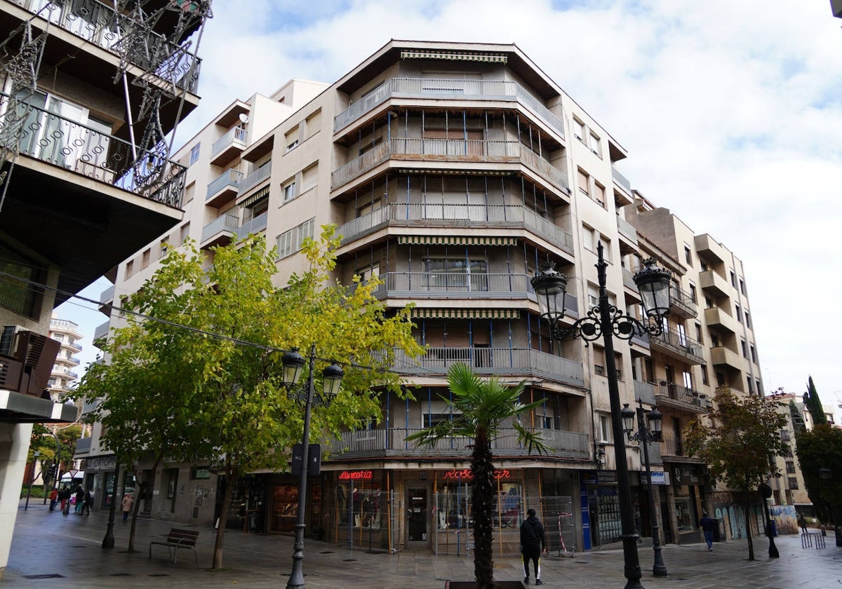 La fachada apuntalada del edificio.