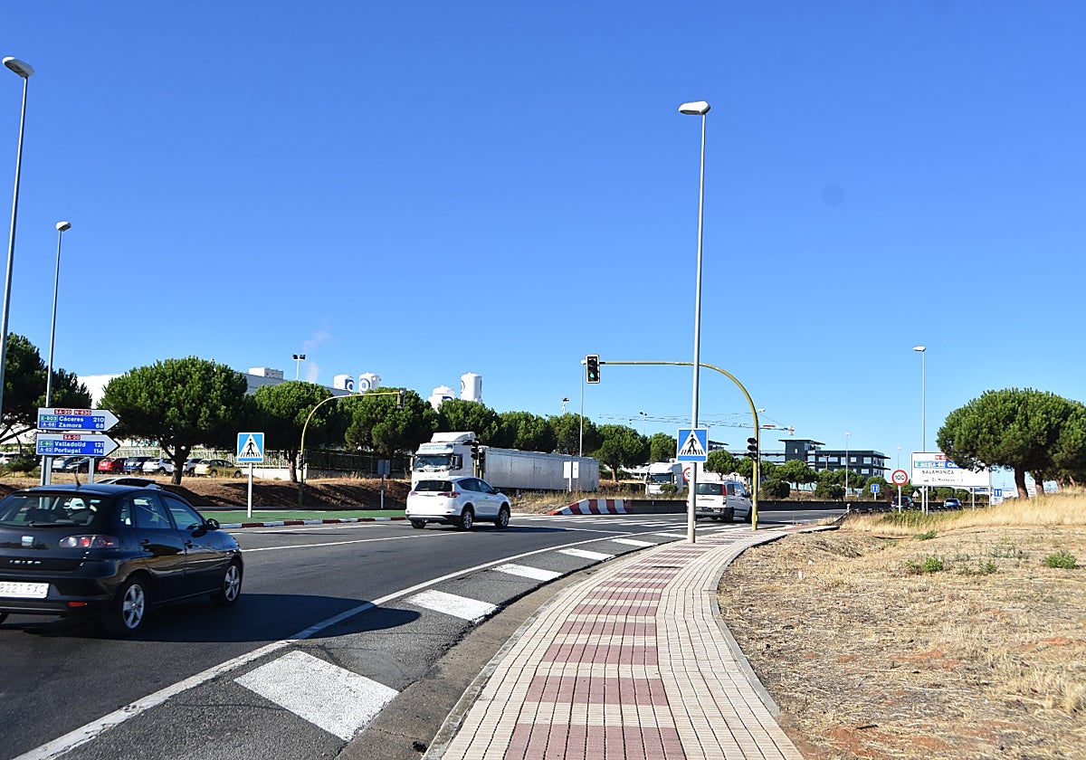 El lugar en el que se ubicará la nueva pasarela de Carbajosa de la Sagrada.