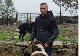 Ismael Gómez, con algunos de sus perros.