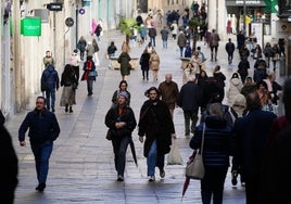 Decenas de ciudadanos y turistas por el centro de la ciudad.