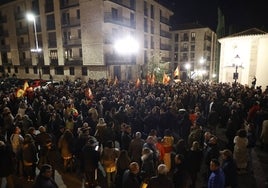 Concentración frente a la sede del PSOE salmantino para protestar contra la amnistía de este lunes.