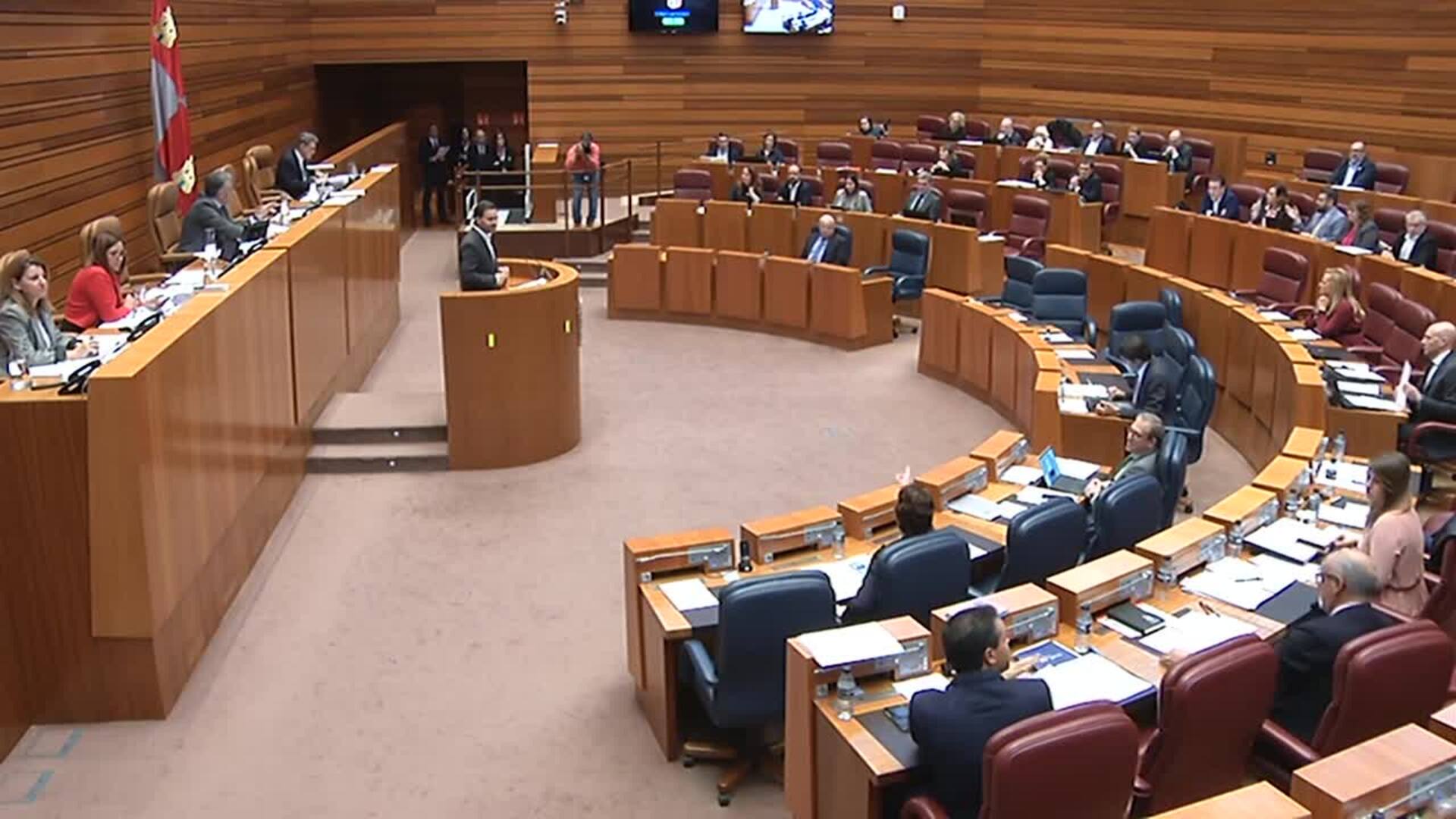 Acusan a Gallardo de hacer el gesto de «una felación» a dos procuradoras del PSOE