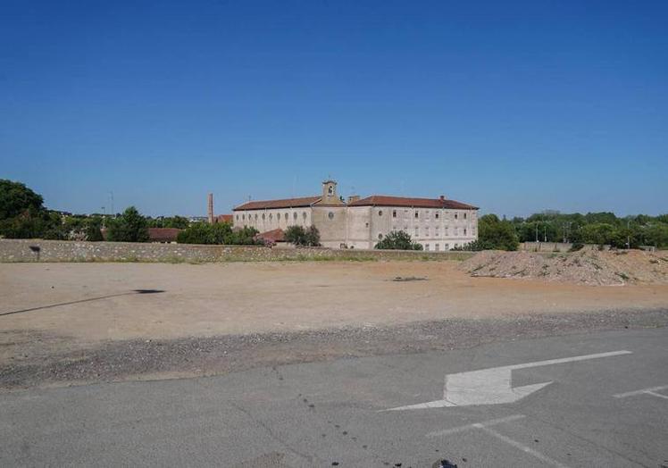 Solar vacío sobre el que se edificará el futuro Centro de Salud de Prosperidad en 2024.