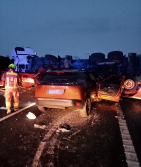 Imagen secundaria 2 - Fallece un hombre tras un accidente entre un turismo y un camión grúa en Guijuelo