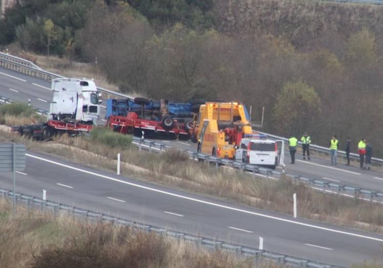 Imagen principal - Fallece un hombre tras un accidente entre un turismo y un camión grúa en Guijuelo