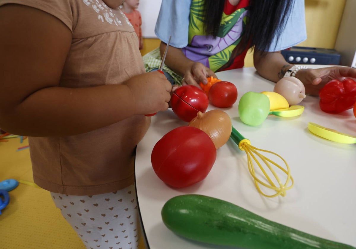 Una alumna de Infantil con su profesora.