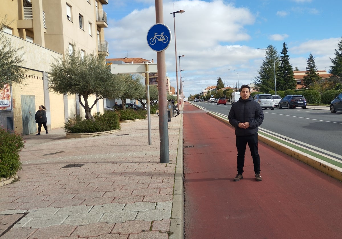 El edil Jorge Valiente, en un tramo del carril bici de Santa Marta.