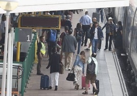 Viajeros llegando a la estación de Salamanca.