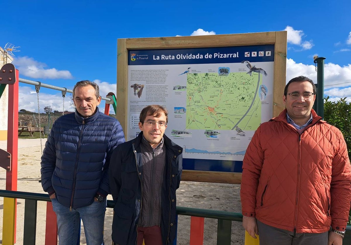 Los integrantes de la Corporación municipal junto al cartel inicial de la ruta, ubicado junto al parque y el salón municipal.