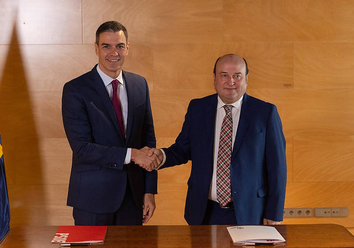 Sánchez y Ortuzar (PNV) firman un acuerdo para la investidura