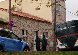 La Guardia Civil en la calle Caída de Valhondo, en Pizarrales.