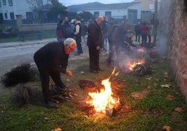 Los vecinos de Peromingo, preparando las castañas asadas