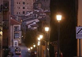 Farolas en la cuesta de San Blas de la capital, incluidas dentro de la red de alumbrado público municipal cuyo objetivo es que el 75% de las luminarias y puntos de luz sea eficientes energéticamente.