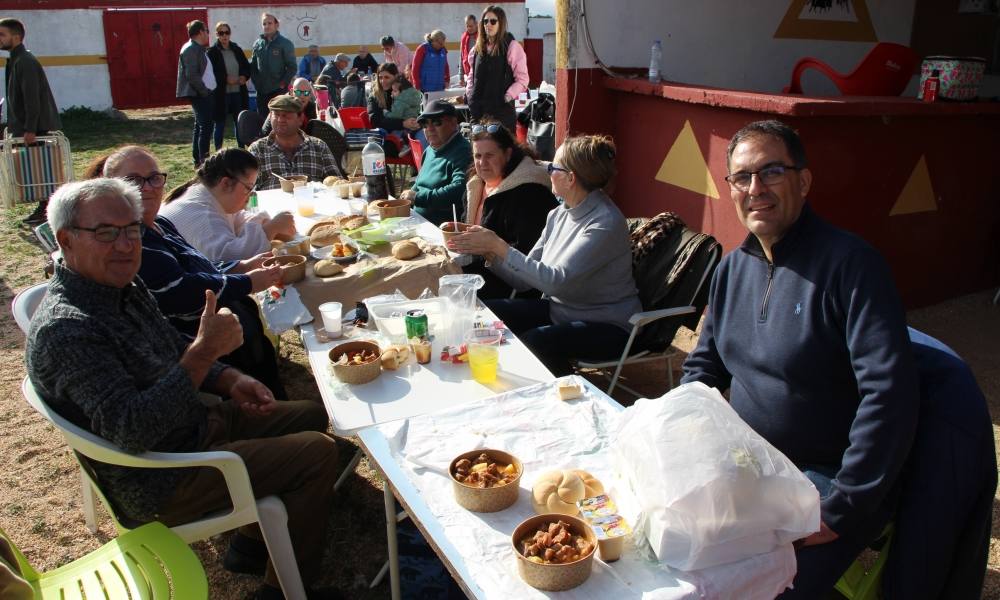 Villaflores reúne a 500 personas en la Morquera con la tradicional capea