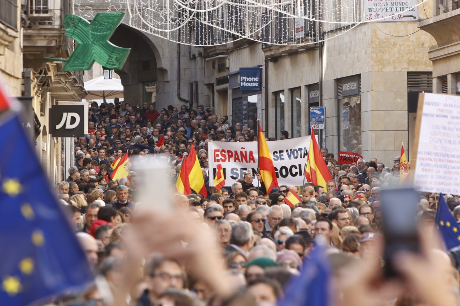 La manifestación contra la amnistía en Salamanca, en imágenes