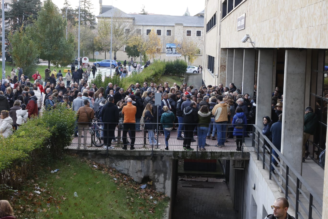 Nervios entre los 10.000 opositores a celador en Salamanca