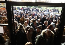 Los opositores, en la puerta del edificio del FES y de la Facultad de Derecho