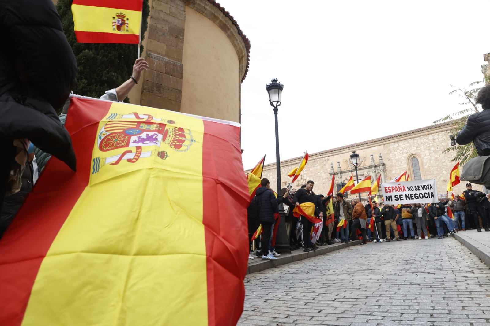 Unas 2.000 personas se concentran frente a la sede del PSOE para gritar contra Pedro Sánchez